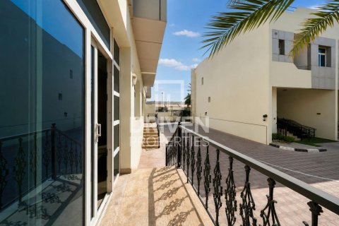 Villa de 4 dormitorios en Al Barsha 1, UAE No. 221516 23