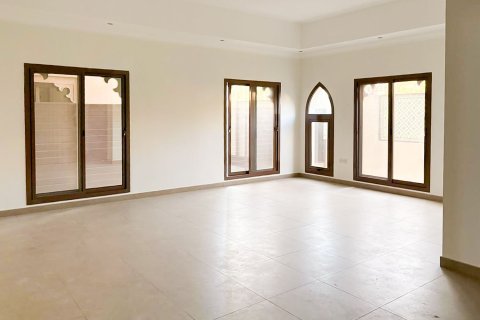Villa de 5 dormitorios en Jumeirah, UAE No. 215401 4