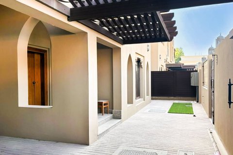 Villa de 5 dormitorios en Jumeirah, UAE No. 215401 6