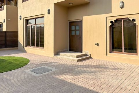Villa de 5 dormitorios en Jumeirah, UAE No. 215401 8