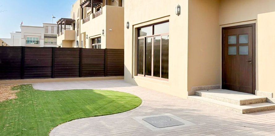 Villa de 5 dormitorios en Jumeirah, UAE No. 215401