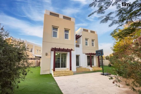 3 bedrooms Villa in Dubai, UAE No. 216009