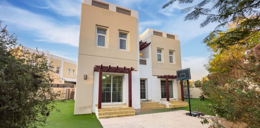 3 bedrooms Villa in Dubai, UAE No. 216009