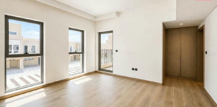 4 bedrooms Townhouse in Dubai, UAE No. 213358