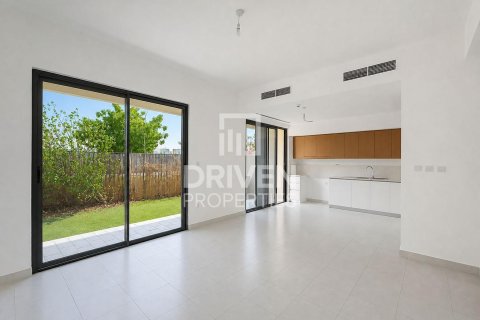 Вилла с 4 спальнями в EMAAR South, ОАЭ №221313 3