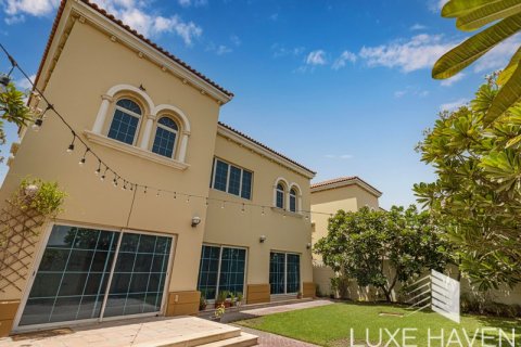 Villa de 4 chambres à Legacy, UAE No. 14767