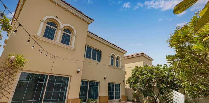 Villa de 4 chambres à Legacy, UAE No. 14767