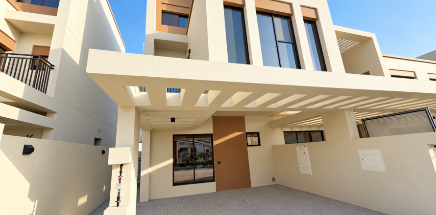 5 bedrooms Townhouse in Golf City, UAE No. 220266