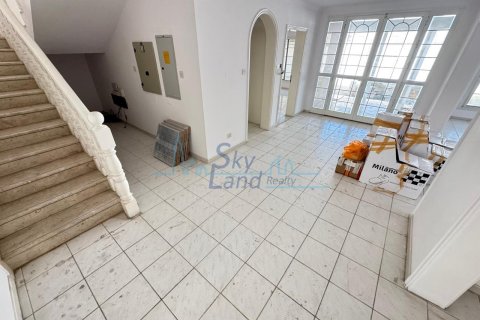 Villa de 4 dormitorios en Umm Suqeim, UAE No. 145038 16