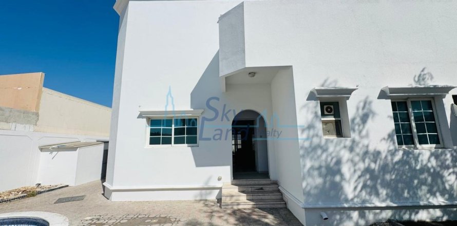 Villa de 4 dormitorios en Umm Suqeim, UAE No. 145038
