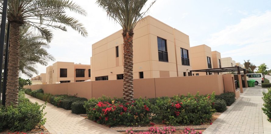 Villa de 5 dormitorios en Muwaileh Commercial, UAE No. 215272
