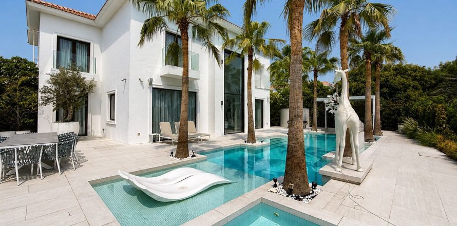 Villa de 4 dormitorios en Jumeirah Islands, UAE No. 205568