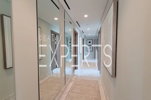 6 bedrooms Villa in Abu Dhabi, UAE No. 167080 16
