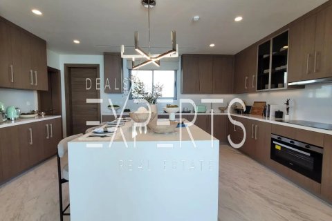 6 bedrooms Villa in Abu Dhabi, UAE No. 167080 10