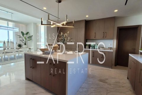 6 bedrooms Villa in Abu Dhabi, UAE No. 167080 11