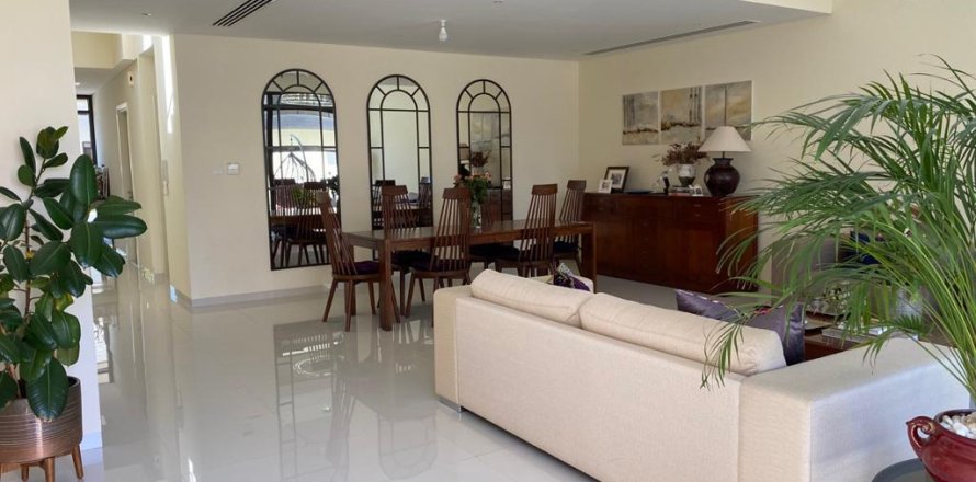 Villa de 3 dormitorios en Flora, UAE No. 1073