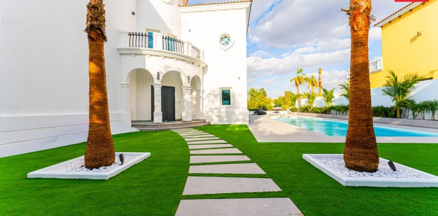 5 bedrooms Villa in Dubai, UAE No. 216137