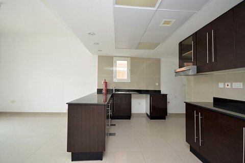 4 bedrooms Villa in Abu Dhabi, UAE No. 13287 6