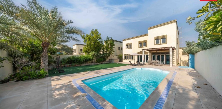 Villa de 3 dormitorios en Dubai, UAE No. 223696