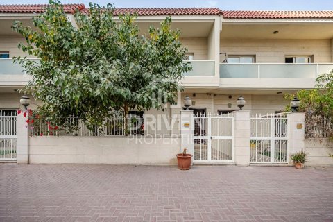 Villa de 4 dormitorios en District 15, UAE No. 215087 26