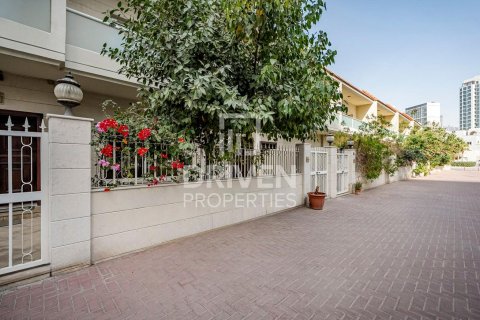 Villa de 4 dormitorios en District 15, UAE No. 215087 25