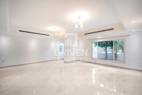 Villa de 4 dormitorios en District 15, UAE No. 215087