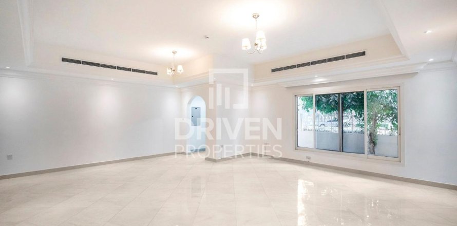 Villa de 4 dormitorios en District 15, UAE No. 215087