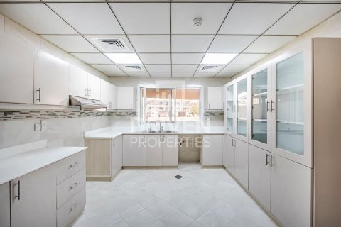 Villa de 4 dormitorios en District 15, UAE No. 215087 21