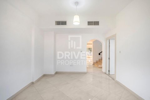 Villa de 4 dormitorios en District 15, UAE No. 215087 4