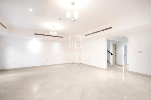 Villa de 4 dormitorios en District 15, UAE No. 215087 5