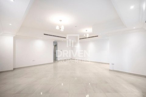Villa de 4 dormitorios en District 15, UAE No. 215087 3