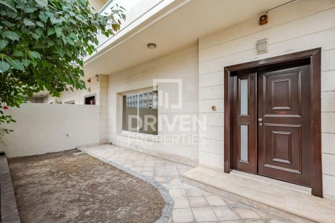 Villa de 4 dormitorios en District 15, UAE No. 215087 23