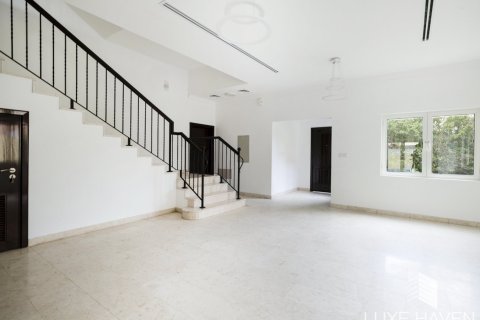 Вилла с 5 спальнями в Hacienda, ОАЭ №14606 3