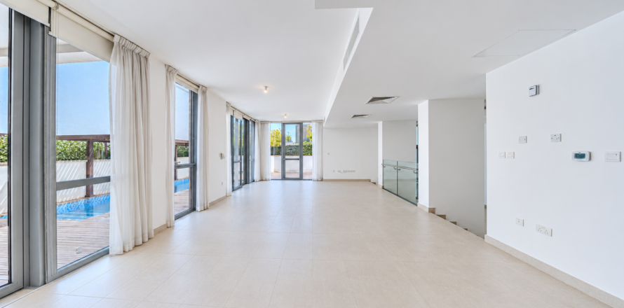 Villa de 5 dormitorios en Al Raha Beach, UAE No. 215356