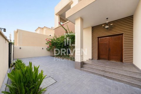 Villa de 4 dormitorios en Umm Suqeim, UAE No. 193420