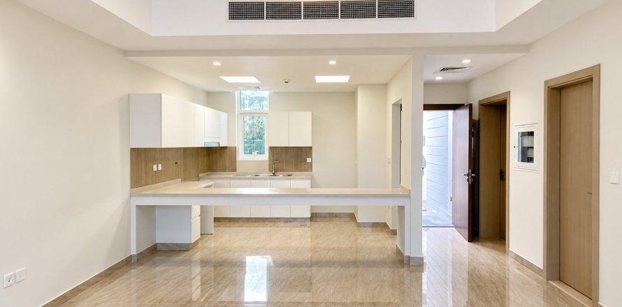 Villa de 4 dormitorios en Dubai Sports City, UAE No. 215363