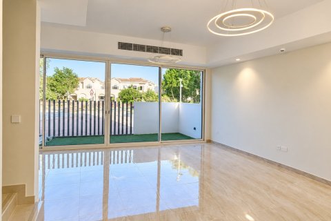 Villa de 4 dormitorios en Dubai Sports City, UAE No. 215363 3