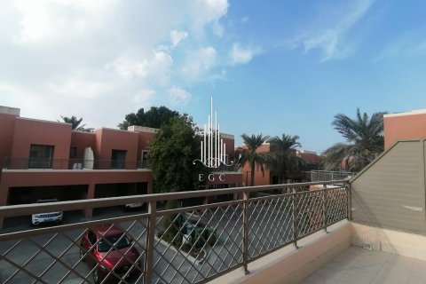 Villa de 4 dormitorios en Abu Dhabi Gate City, UAE No. 49678 3
