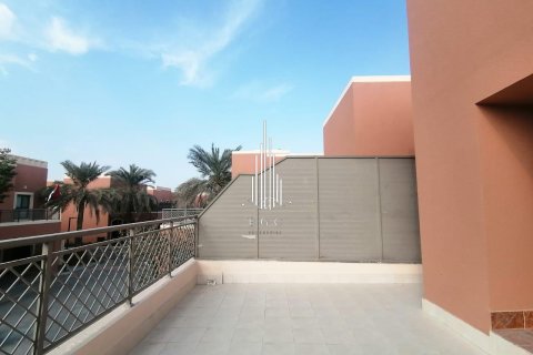 Villa de 4 dormitorios en Abu Dhabi Gate City, UAE No. 49678 25
