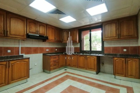 Villa de 4 dormitorios en Abu Dhabi Gate City, UAE No. 49678 28
