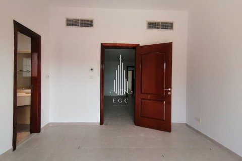 Villa de 4 dormitorios en Abu Dhabi Gate City, UAE No. 49678 16