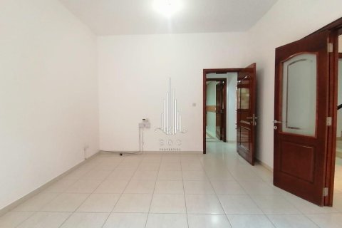 Villa de 4 dormitorios en Abu Dhabi Gate City, UAE No. 49678 11