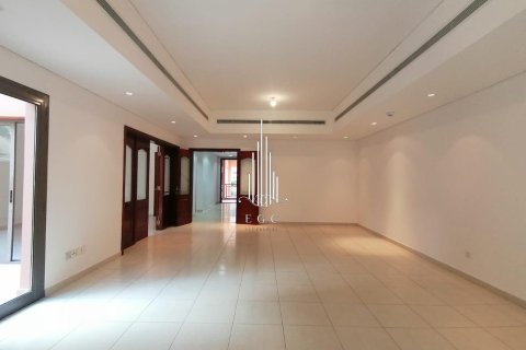 Villa de 4 dormitorios en Abu Dhabi Gate City, UAE No. 49678 12