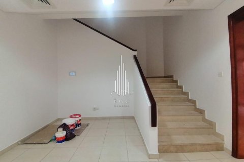 Villa de 4 dormitorios en Abu Dhabi Gate City, UAE No. 49678 20