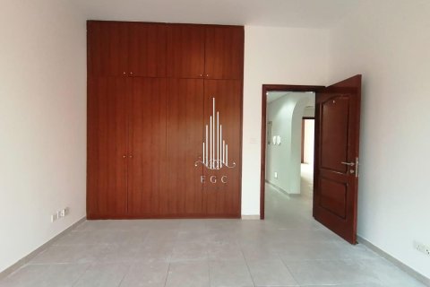 Villa de 4 dormitorios en Abu Dhabi Gate City, UAE No. 49678 15