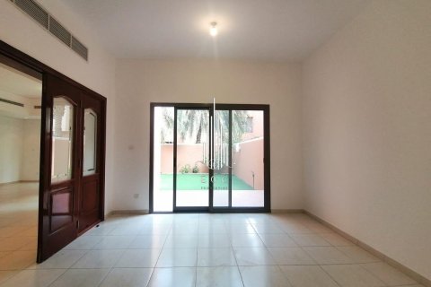 Villa de 4 dormitorios en Abu Dhabi Gate City, UAE No. 49678 9