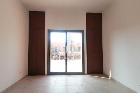 Villa de 4 dormitorios en Abu Dhabi Gate City, UAE No. 49678 13