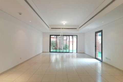 Villa de 4 dormitorios en Abu Dhabi Gate City, UAE No. 49678 8