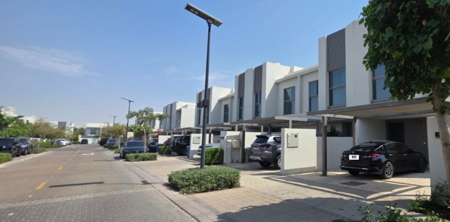 Townhouse de 3 dormitorios en Muwaileh Commercial, UAE No. 215279