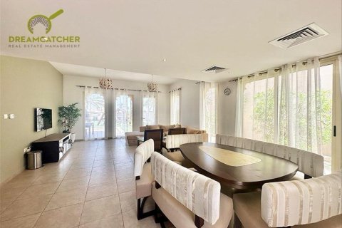 Вилла с 4 спальнями в Al Hamra Village, ОАЭ №34233 9